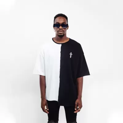 T-shirt oversized bicolor preto e branco com símbolo