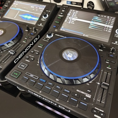 Controladora DJ Denon DJ SC6000 PRIME preta com jog wheels e ecrãs digitais