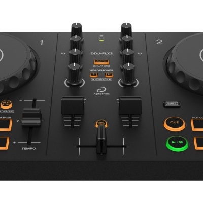 Controlador DJ preto com botões laranja e verdes, dois pratos giratórios e várias opções de controlo.