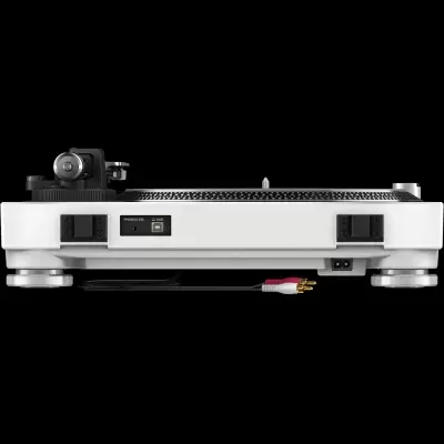 Toca-discos branco com botões e cabos RCA vermelho e branco