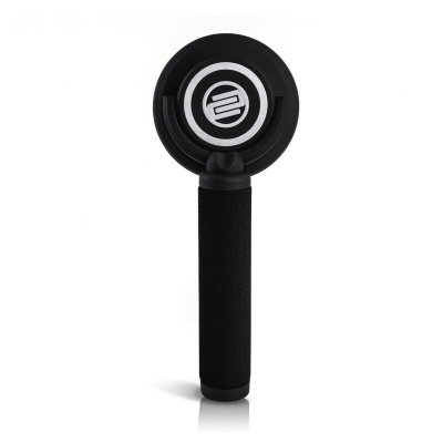 Objeto preto com punho espumado e parte circular superior com símbolo branco e cinza