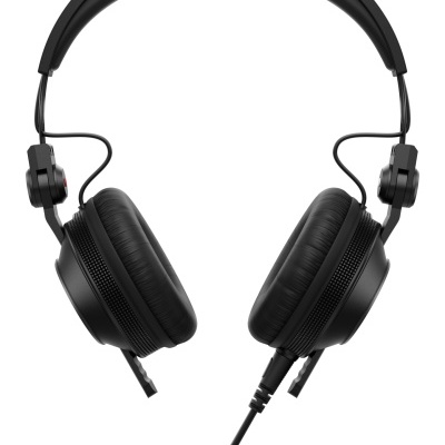 Auriculares pretos com almofadas redondas e cabo