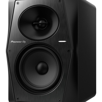 Coluna de som preta Pioneer DJ com altifalantes e acabamento escovado