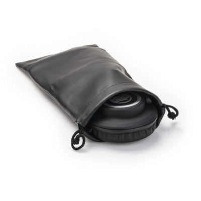 Auriculares pretos numa bolsa de tecido preto