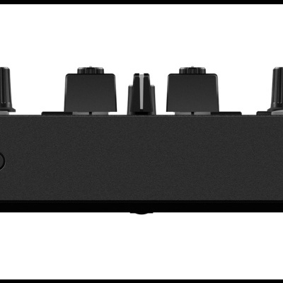 Mesa de mistura áudio preta vista de lado com botões e entrada para auscultadores