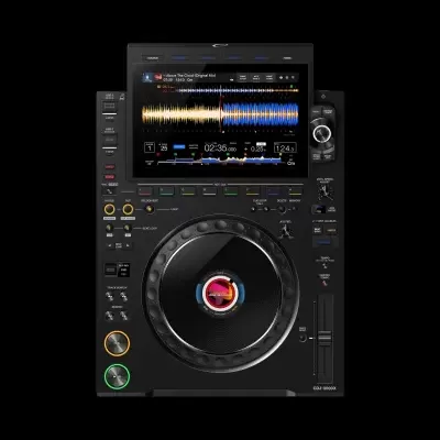 Equipamento DJ Pioneer DJ modelo CDJ-3000, vista frontal, fundo preto