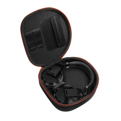 Estojo preto aberto com auscultadores sem fios pretos dentro