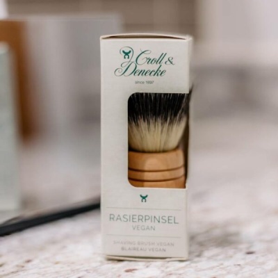 Escova de barbear vegan com cabo de madeira dentro de embalagem branca