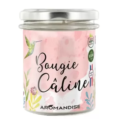 Vela aromática em frasco de vidro com rótulo rosa e desenhos de flores e beija-flor