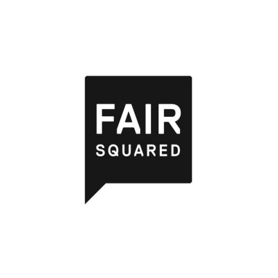 Logótipo preto com texto branco FAIR SQUARED em balão de fala quadrado