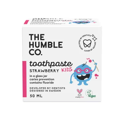 Embalagem branca de dentífrico infantil TV Humble Co morango 50 ml com monstro azul e texto informativo