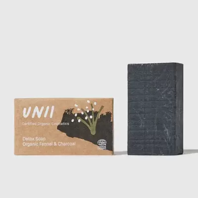 Sabonete Detox UNII com embalagem castanha e sabonete preto