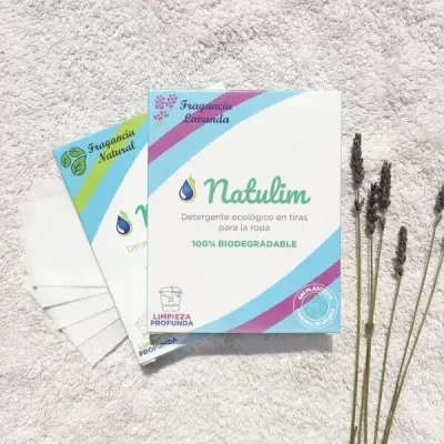 Caixa de detergente ecológico Natulim com fragrância de lavanda e ramos secos de lavanda sobre toalha branca