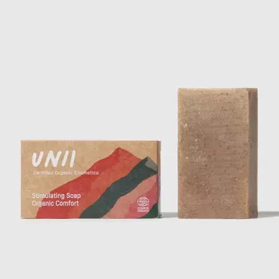 Sabonete sólido castanho com embalagem de papel reciclado e texto