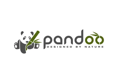 Logotipo de panda segurando bambu e texto pandoo DESIGNED BY NATURE