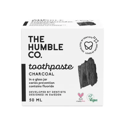 Embalagem branca da pasta de dentes The Humble Co. com carvão e texto em preto