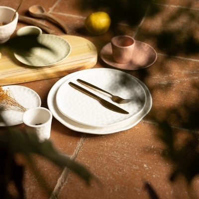 Conjunto de louça de cerâmica sobre chão de tijoleira