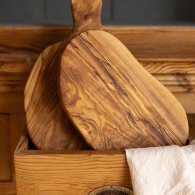 Tábuas de madeira com padrão natural e texto 'AURORA' numa gaveta de madeira aberta