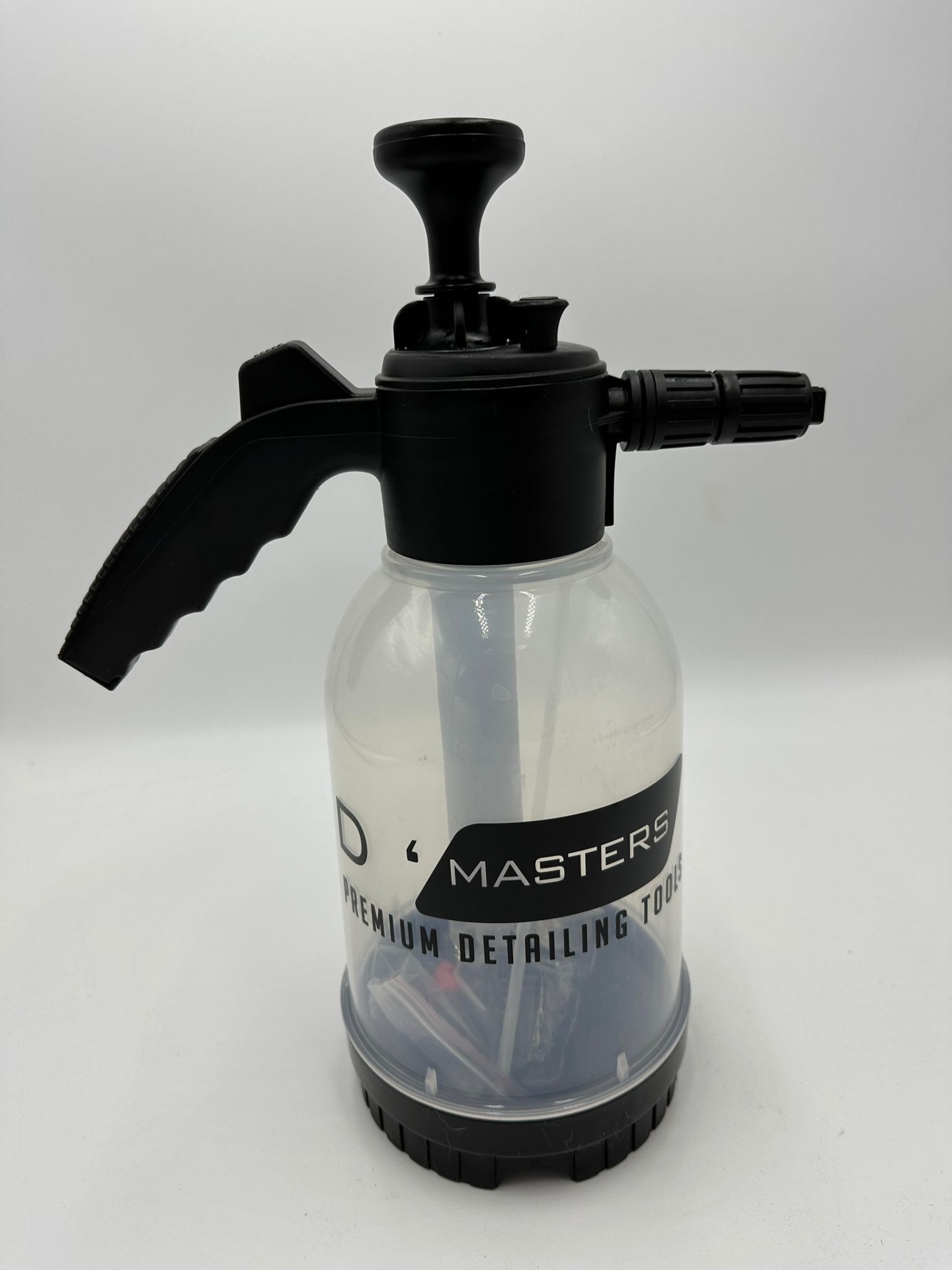 Pulverizador plástico transparente com tampa preta e texto MASTERS.