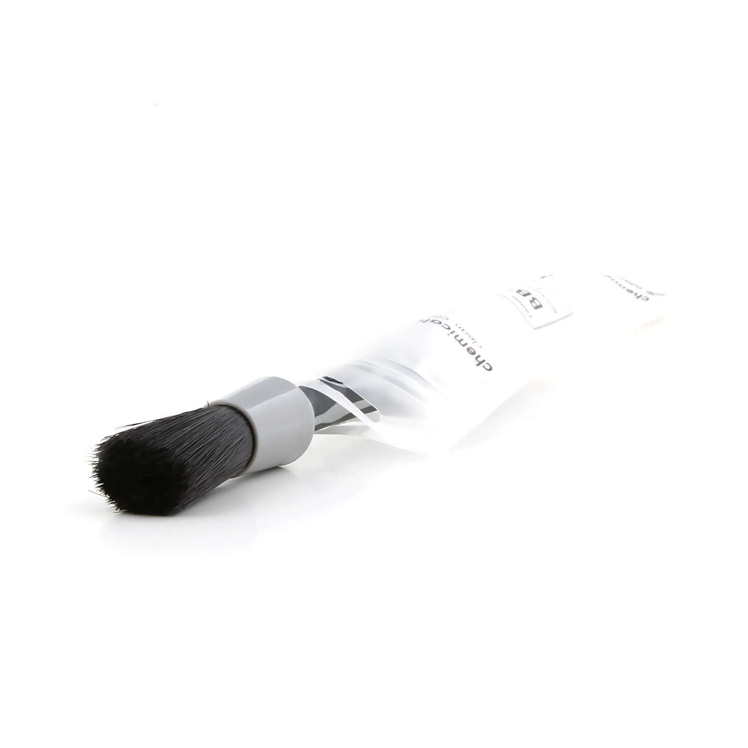 Pincel de maquilhagem com cerdas pretas e cabo cinzento translúcido