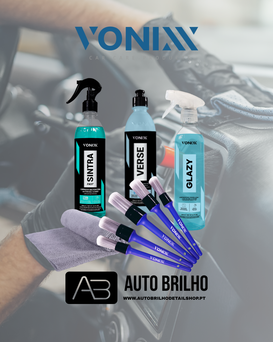 Produtos de limpeza para carro Vonixx com frascos spray azuis, pincéis de detalhe azuis e pano de microfibra lilás em mão sobre volante