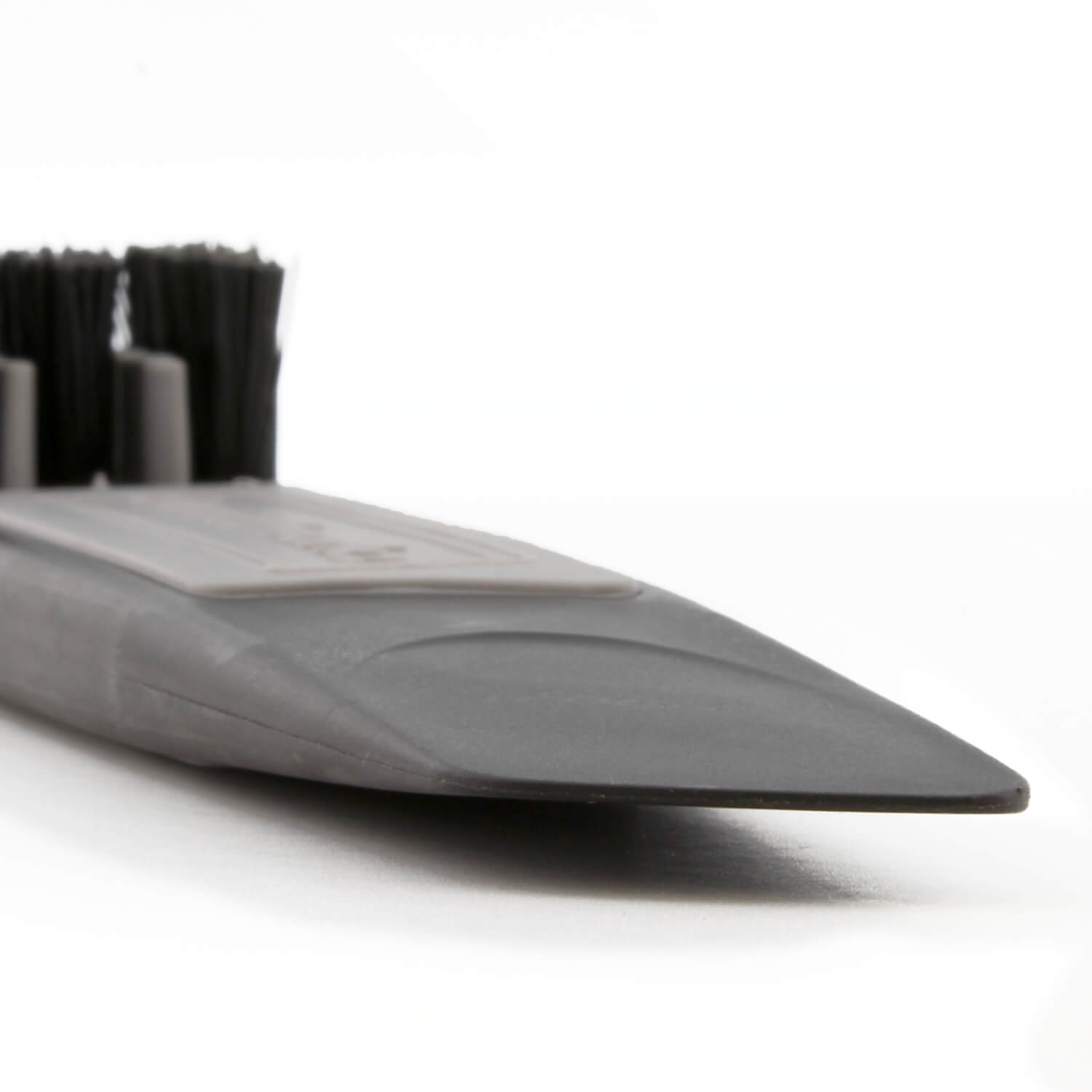 Escova preta com cerdas em fundo branco