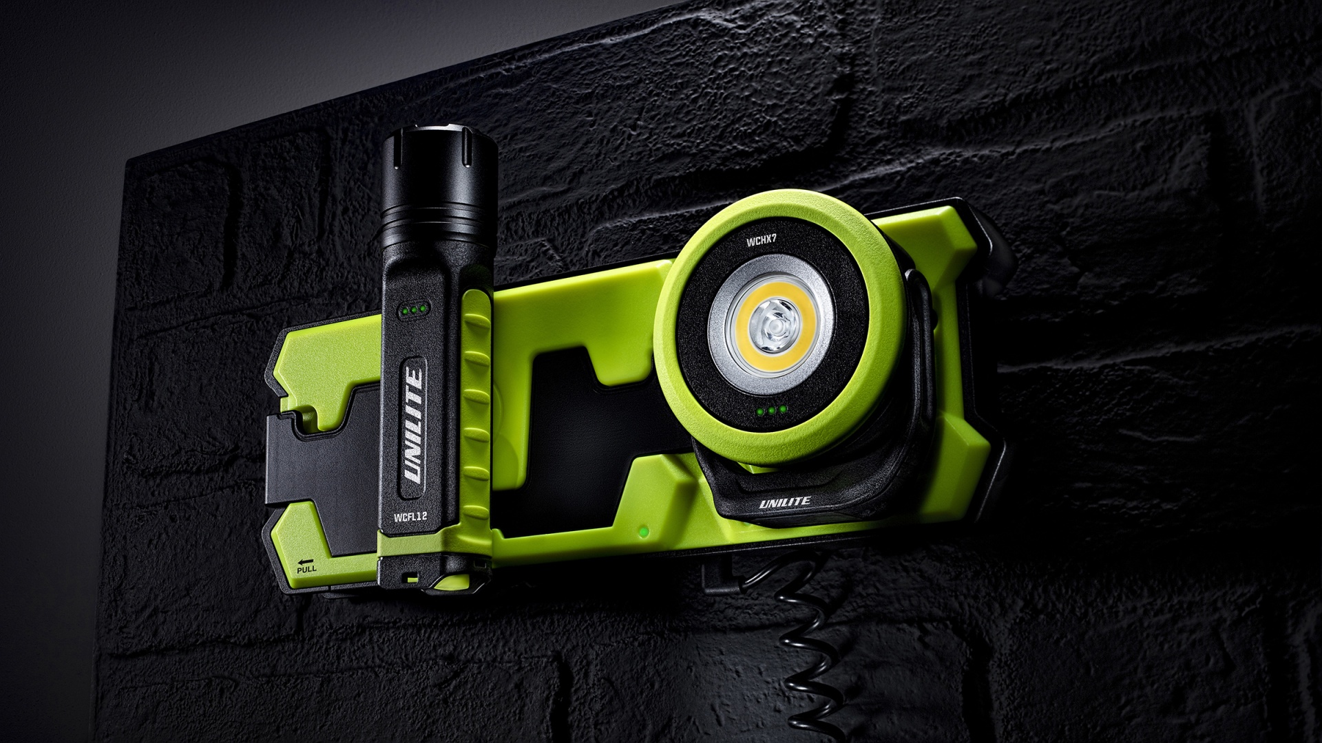 Suporte verde com lanterna preta e luz LED na parede de tijolos