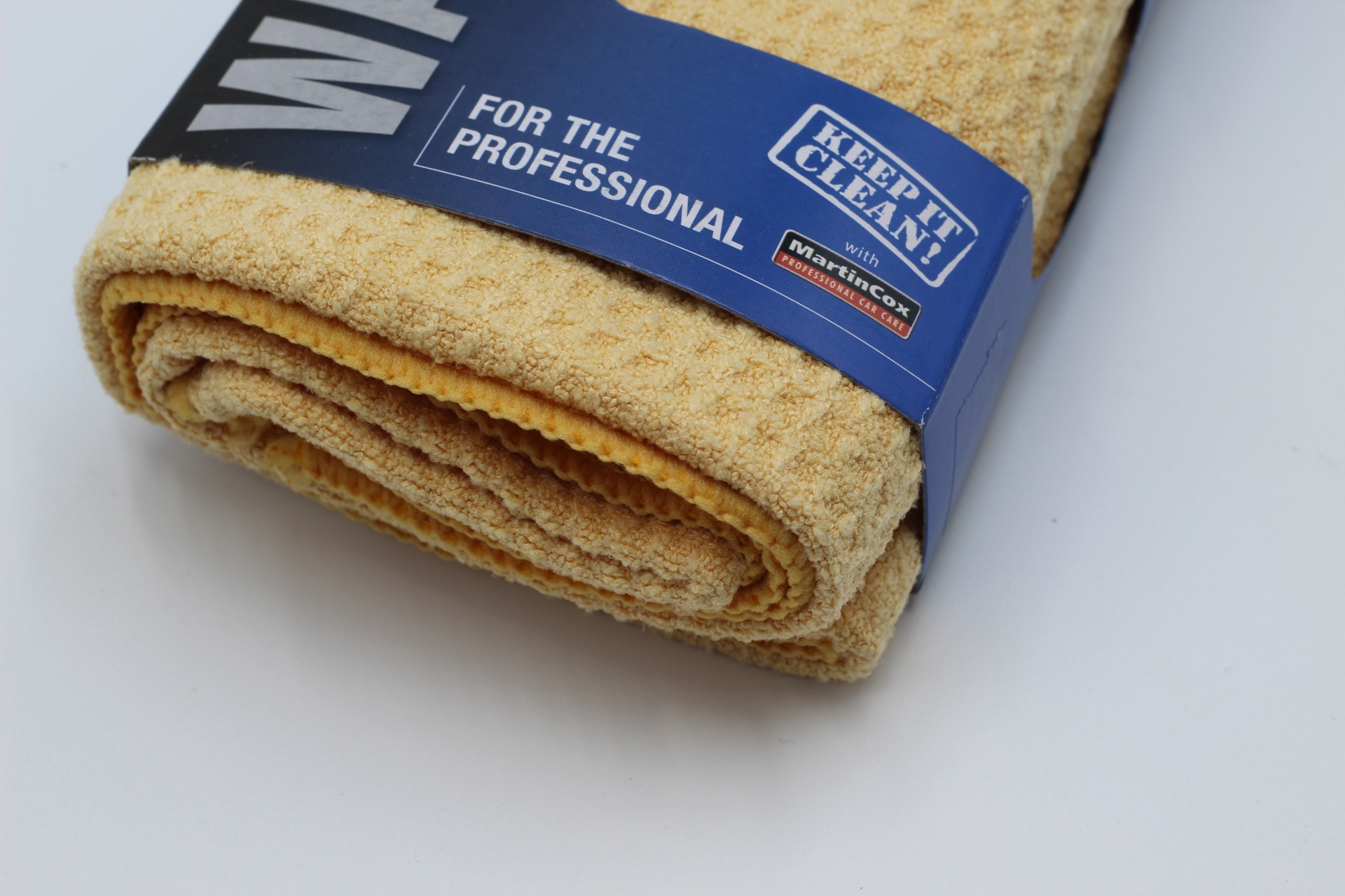 Toalha amarela de microfibra com etiqueta azul