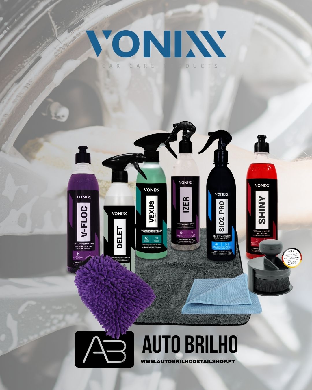 Produtos de limpeza automóvel Vonixx com spray, frascos líquidos, luva de microfibra roxa, pano azul e escova preta sobre almofada cinzenta.