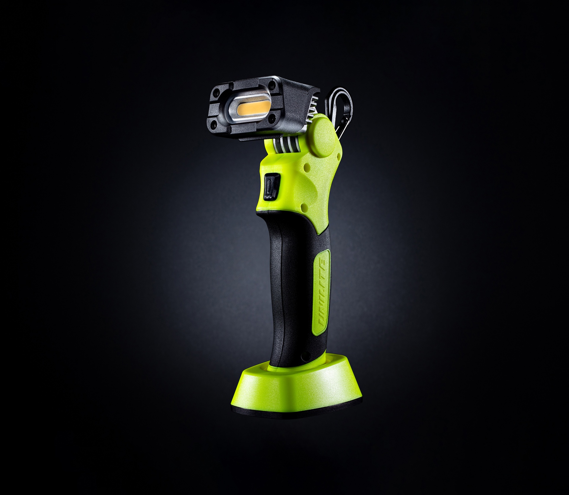 lanterna de mão verde e preta com luz LED