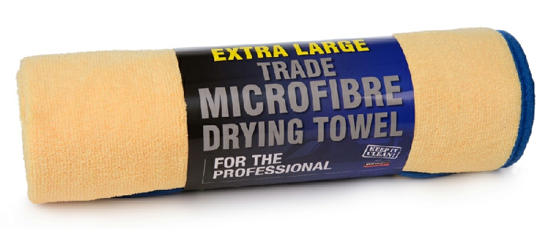 Toalha de microfibra extra grande amarela clara com borda azul e etiqueta preta e azul