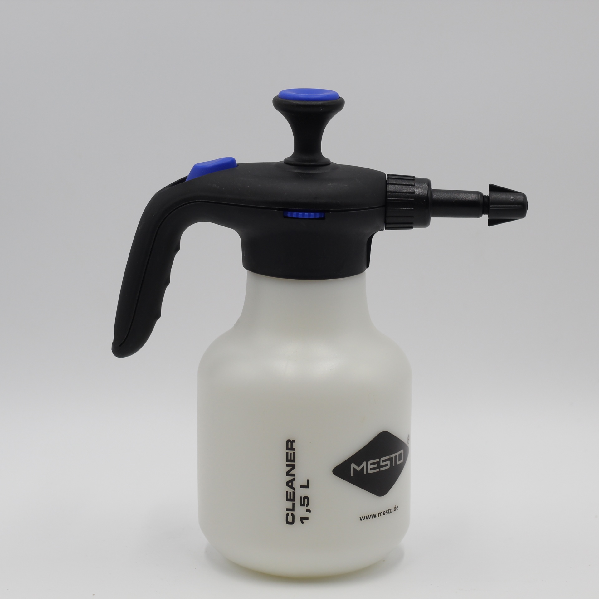 Frasco pulverizador branco e preto com botão azul e capacidade de 1,5 litros