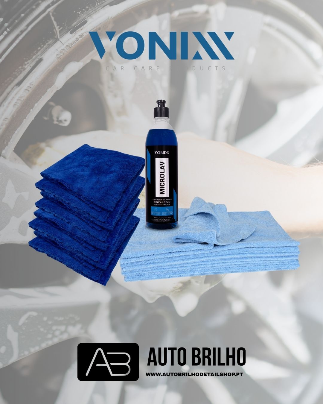 Produto de limpeza automóvel com toalhas de microfibra azuis e garrafa de líquido de limpeza.