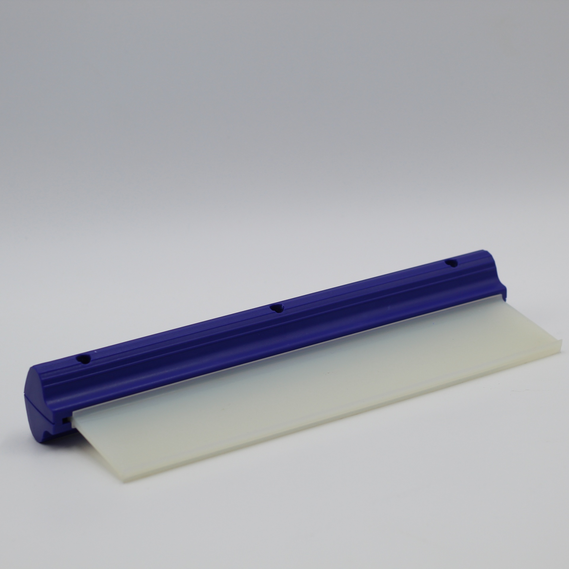 Raspador azul com lâmina branca sobre fundo branco