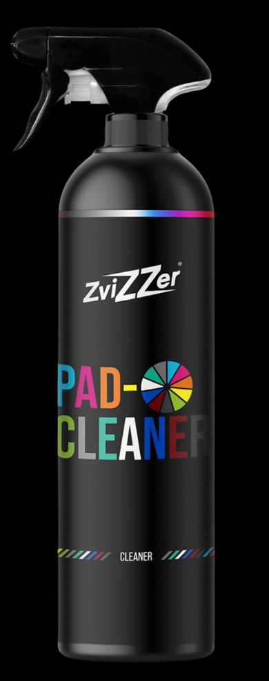 Frasco preto com pulverizador e rótulo colorido com texto ZviZZer PAD-CLEANER.