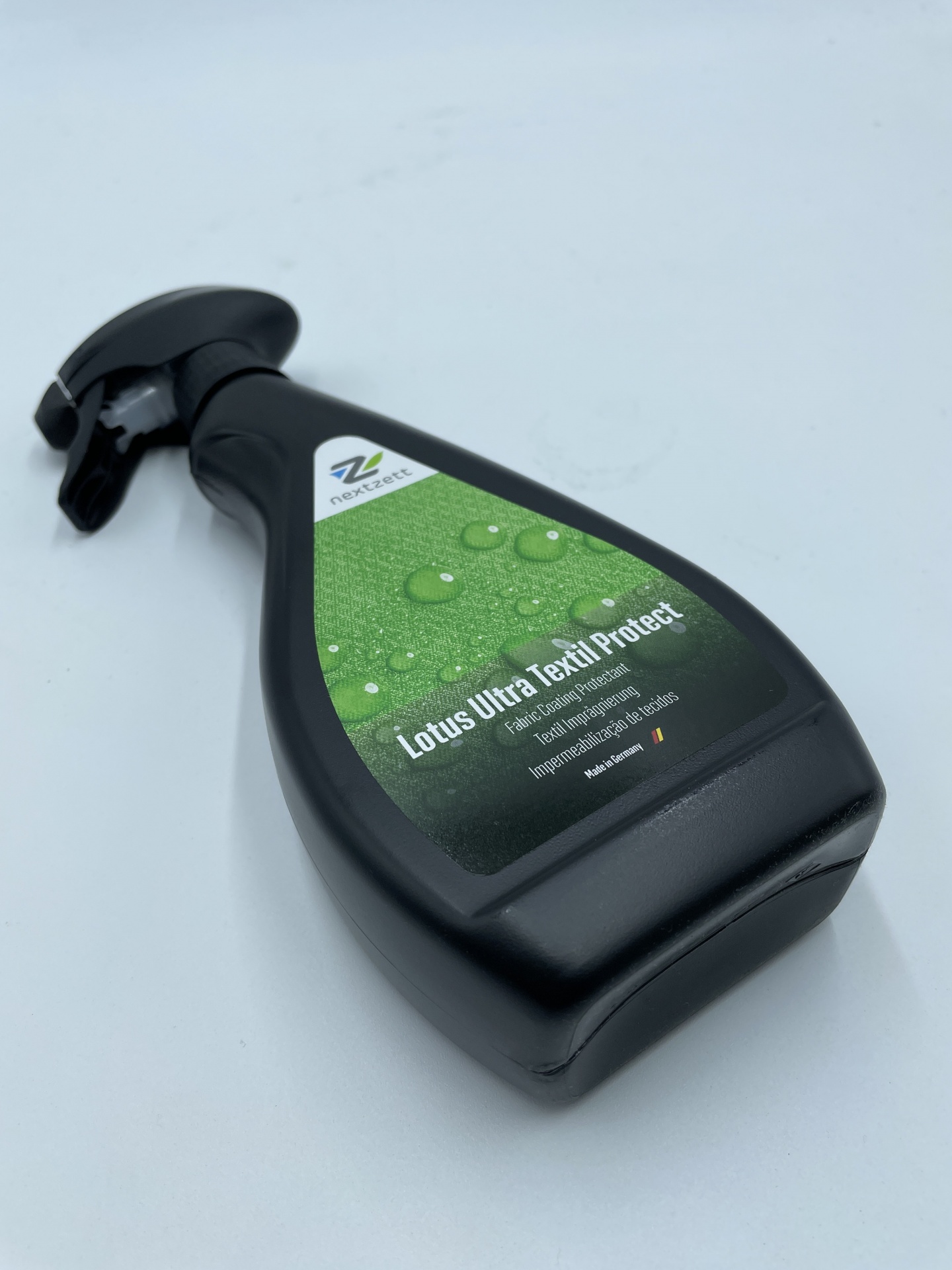 Frasco pulverizador preto com rótulo verde e preto do produto Lotus Ultra Textil Protect