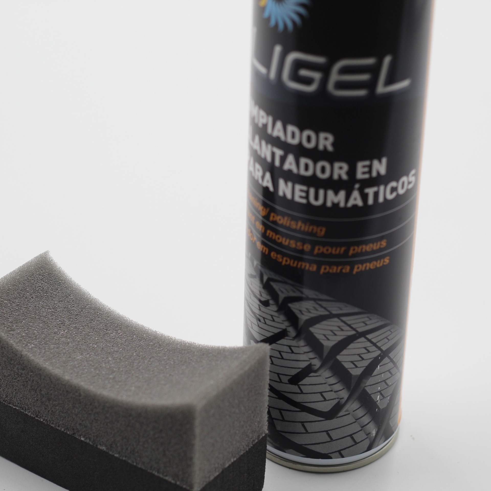 Produto de limpeza para pneus em aerossol preto com esponja aplicadora cinzenta