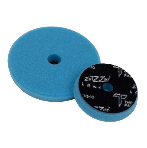 Duas esponjas redondas para polimento, azul e preta, com furos ao centro.