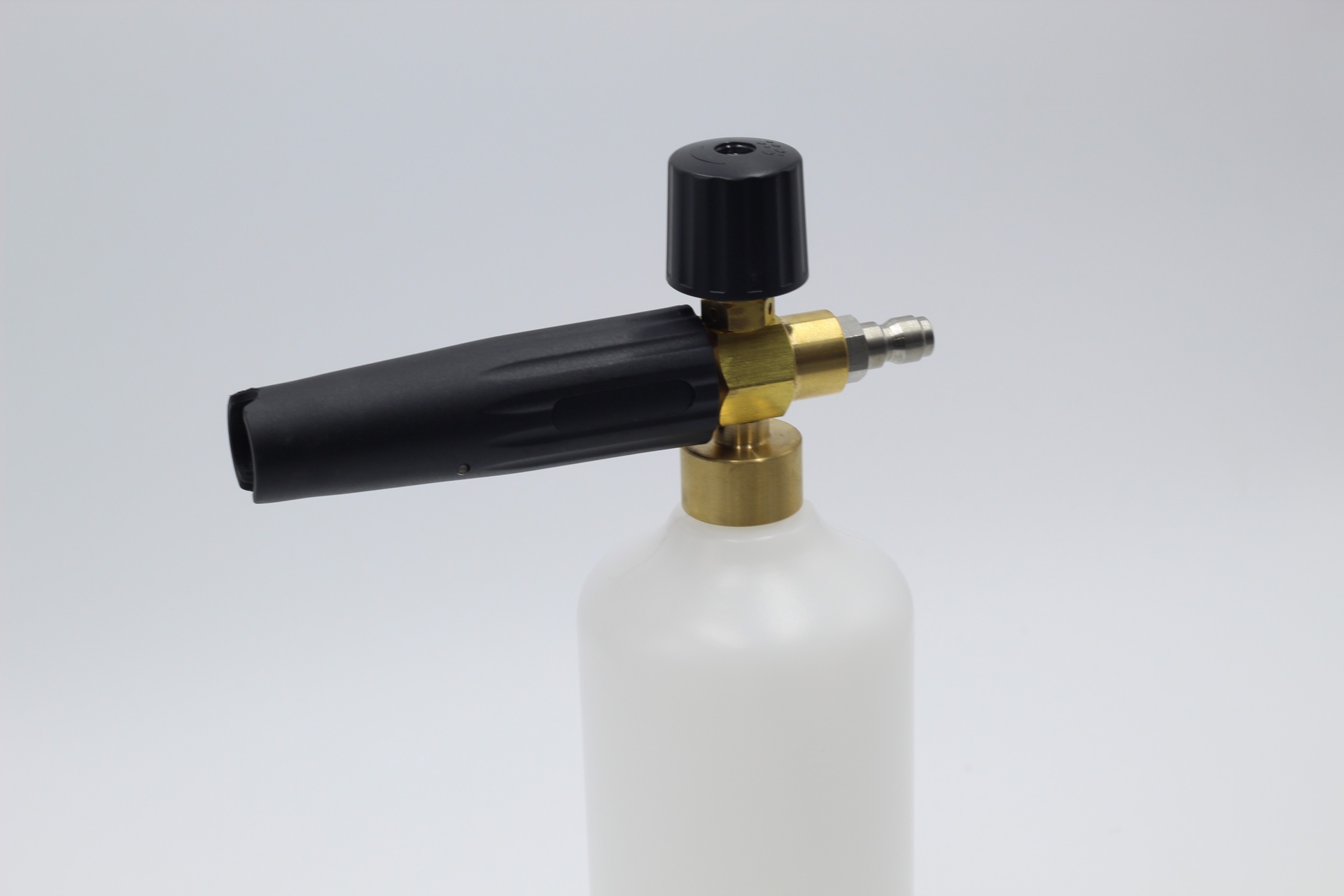 Espuma de limpeza em frasco branco com válvula e bico ajustável preto e dourado