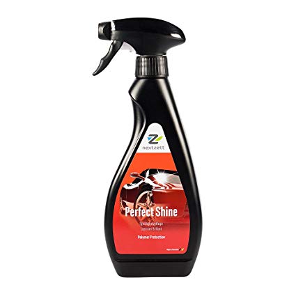 Frasco pulverizador preto com etiqueta vermelha e imagem de carro