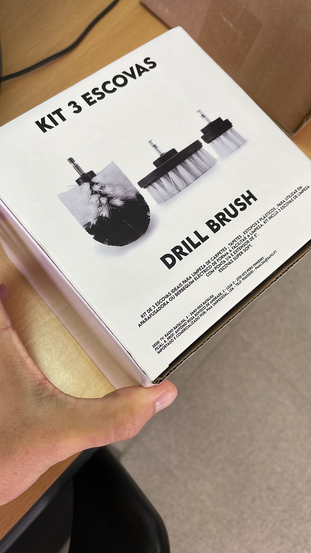 Caixa branca com kit de 3 escovas para limpeza com broca