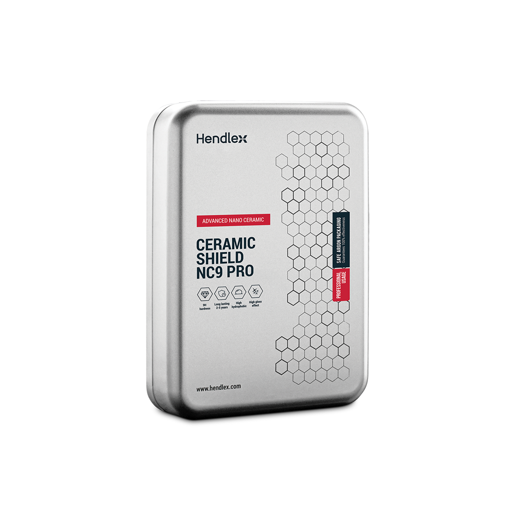 Embalagem metálica prateada com texto e design hexagonal preto