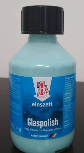 Frasco de vidro azul com tampo preto e rótulo azul