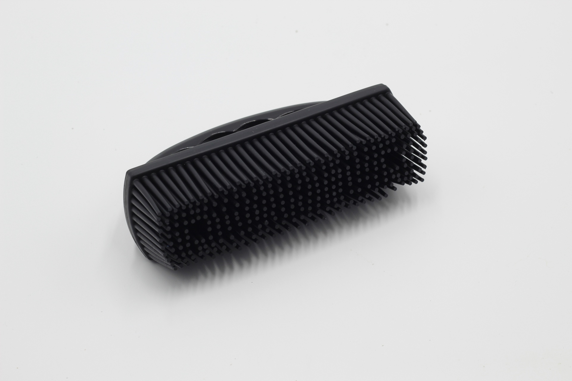 Escova preta para limpeza com cerdas grossas