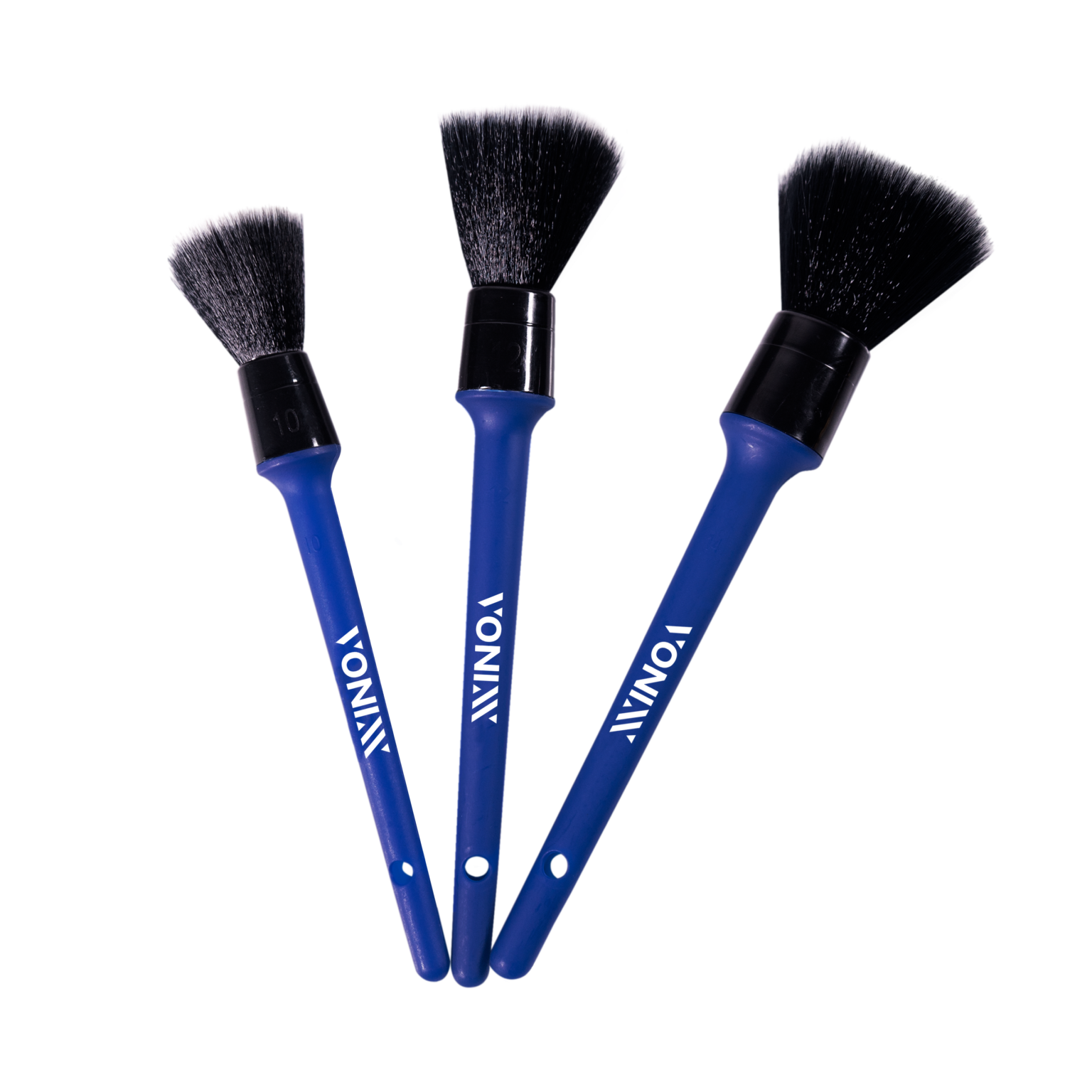 Três pincéis de maquilhagem azuis com cerdas pretas