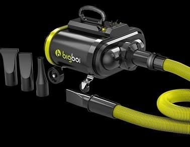 Máquina sopradora preta e amarela com cabo amarelo e bocais adicionais pretos