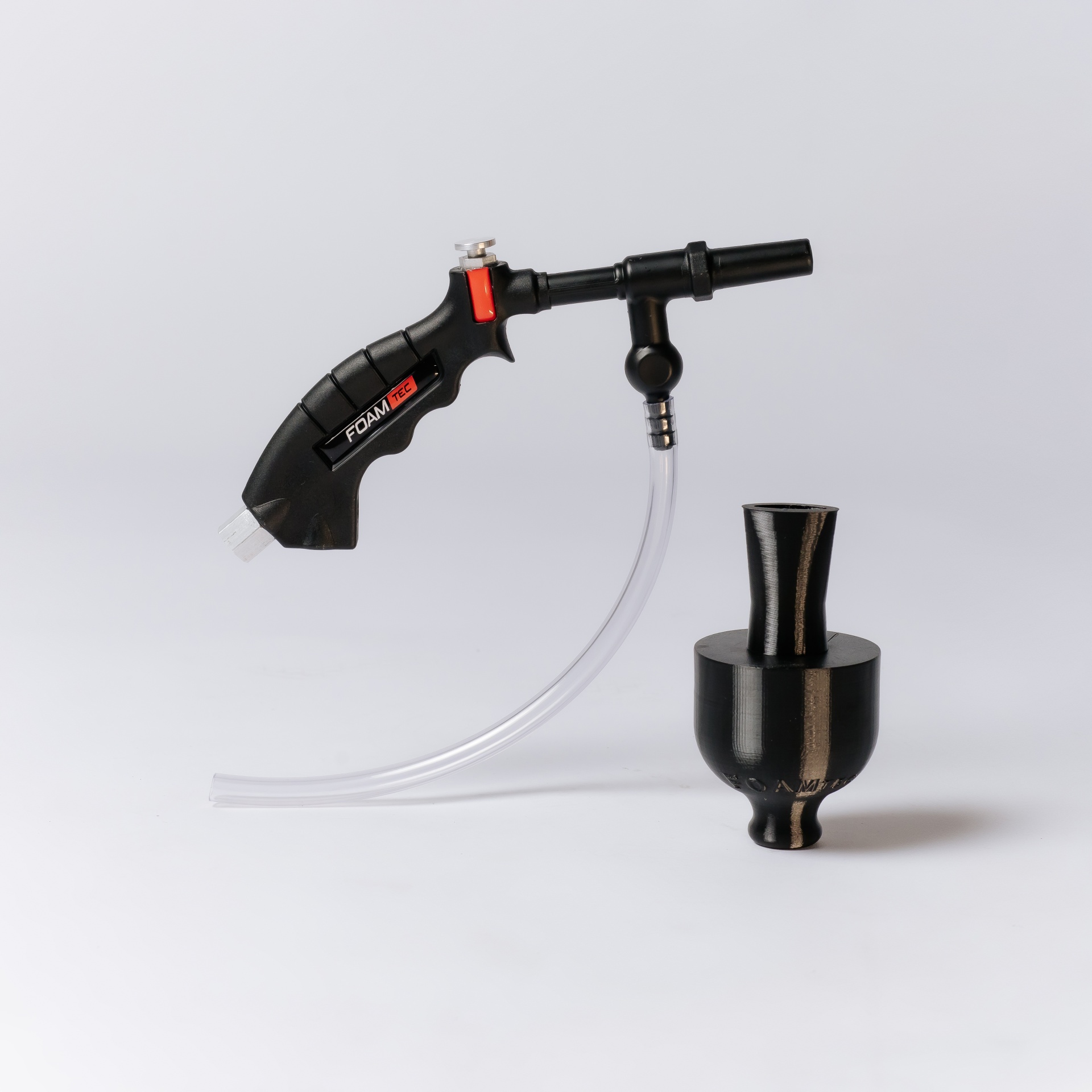 Pistola de espuma preta com tubo transparente e jarro preto