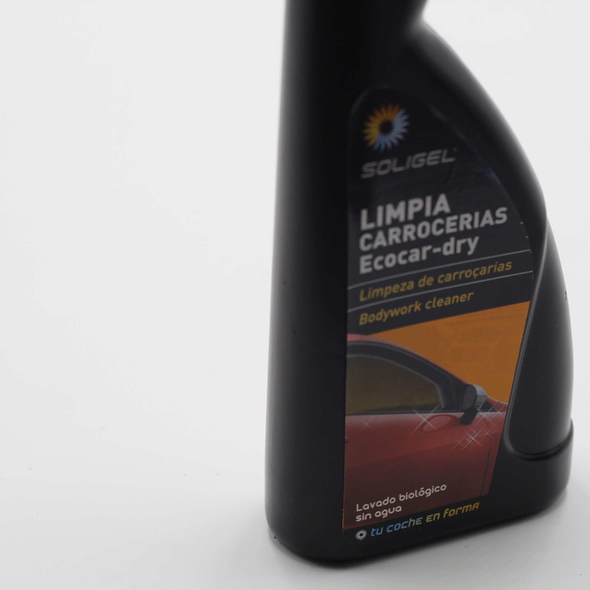 Garrafa preta de produto de limpeza para carro com rótulo
