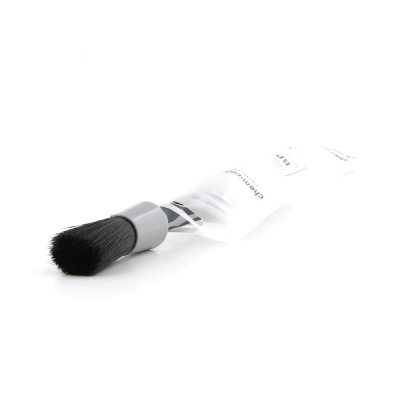 Pincel de maquilhagem com cerdas pretas e cabo cinzento translúcido