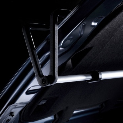 Vara telescópica metálica prateada com dispositivo de iluminação suspenso na porta traseira de carro